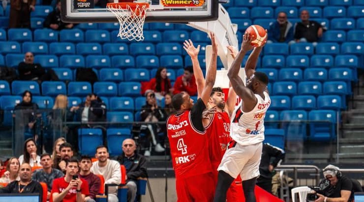 ראלי אולקינס מנסה לקלוע מול תומר גינת ומרכוס בינגהאם (רועי כפיר) ראלי אולקינס מנסה לקלוע מול תומר גינת ומרכוס בינגהאם