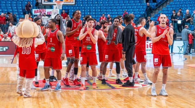 שחקני הפועל תל אביב מודים לקהל (רועי כפיר) שחקני הפועל תל אביב מודים לקהל