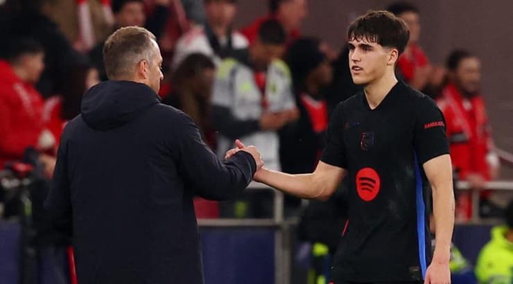 האנזי פליק מנסה לנחם את פאו קוברסי