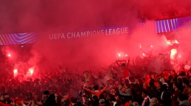 לא רק בישראל: האוהדים של בנפיקה הדליקו אבוקות