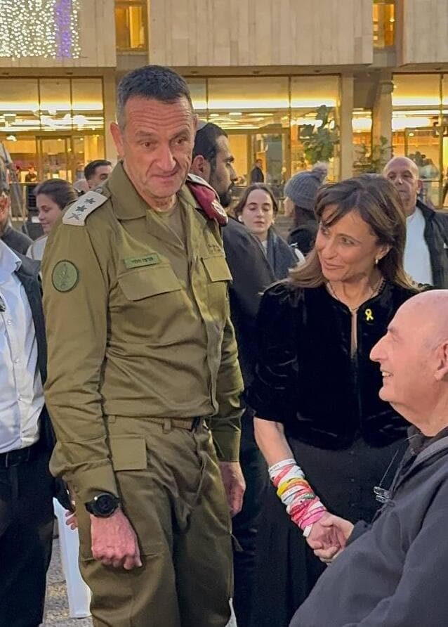 הרמטכ"ל היוצא רב אלוף הרצי הלוי בכיכר החטופים