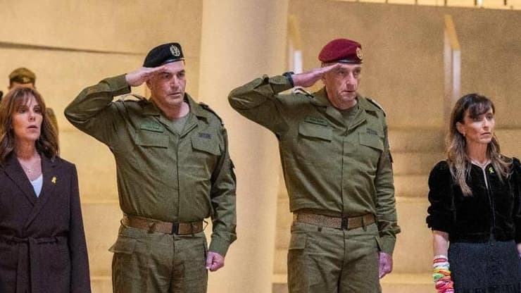 רב-אלוף הרצי הלוי ורב-אלוף אייל זמיר בהיכל הזיכרון הממלכתי לחללי מערכות ישראל בהר הרצל