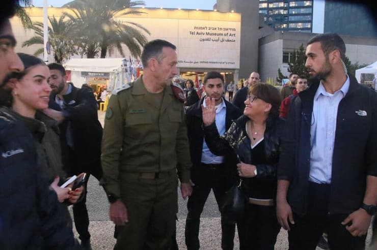 הרמטכ"ל היוצא רב אלוף הרצי הלוי בכיכר החטופים