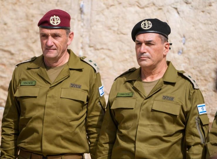 צילום: שלו שלום הרמטכ"ל הנכנס אייל זמיר ומשפחתו ברחבת הכותל המערבי