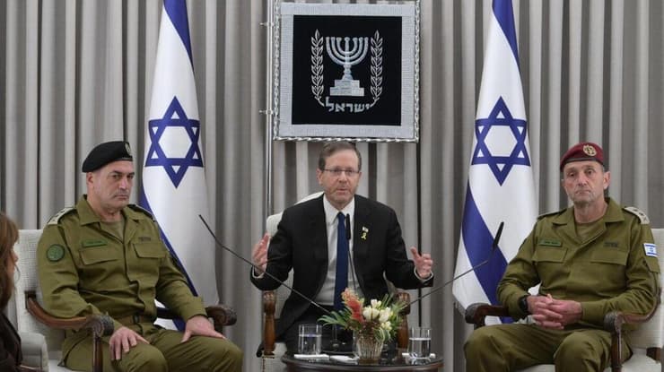 נשיא המדינה יצחק הרצוג עם הרמטכ"ל היוצא רב-אלוף הרצי הלוי והרמטכ"ל הנכנס רב-אלוף אייל זמיר