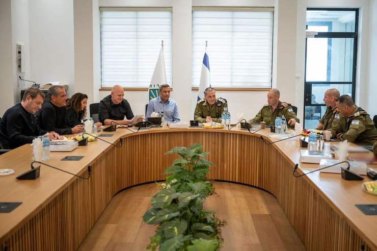 הרמטכ"ל רא"ל אייל זמיר בפגישה עם ראשי הרשויות בדרום