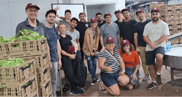מקפידים להתנדב הרבה, לא רק בנושאים מדעיים, כדי לטפח אחריות חברתית. קבוצת המחקר של אלדר בהתנדבות לעבודה חקלאית (צילום באדיבות מעבדת אלדר) מקפידים להתנדב הרבה, לא רק בנושאים מדעיים, כדי לטפח אחריות חברתית. קבוצת המחקר של אלדר בהתנדבות לעבודה חקלאית
