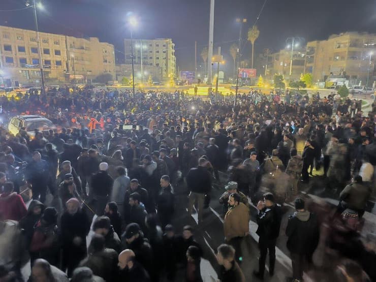 סוריה תומכי אסד מפגינים נגד המשטר החדש ב חמה