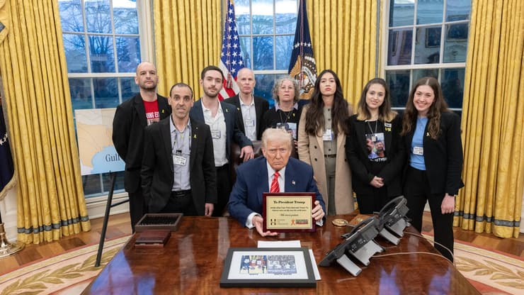 הנשיא טראמפ עם שורדי השבי