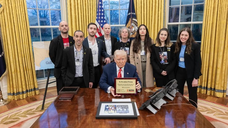 הנשיא טראמפ עם שורדי השבי