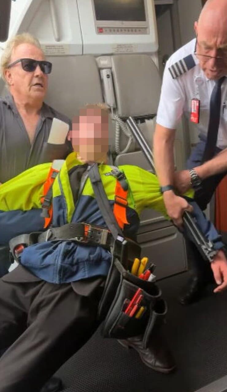 אוסטרליה השתלטות על נער בן 17 שעלה עם רובה למטוס