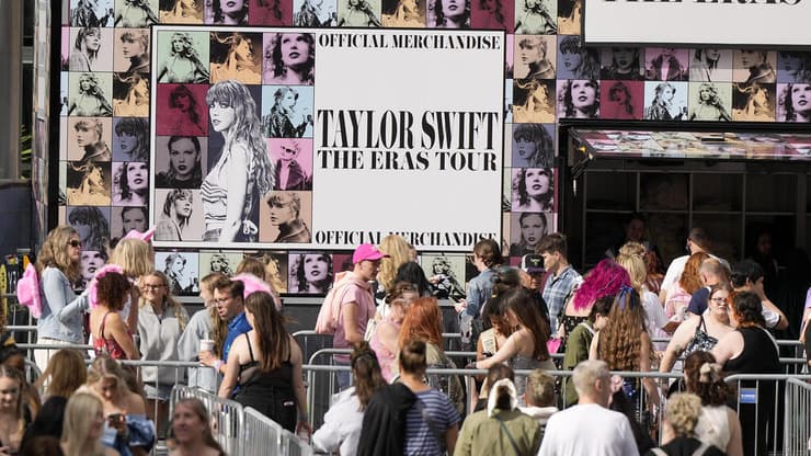 מחוץ להופעה של סוויפט בוומבלי 