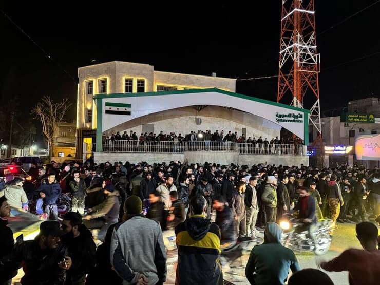 סוריה תומכי אסד מפגינים נגד המשטר החדש ב חמה