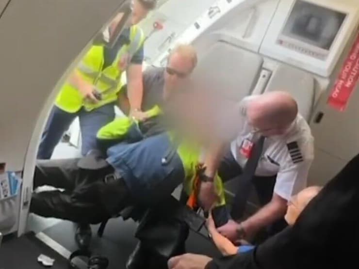 אוסטרליה השתלטות על נער בן 17 שעלה עם רובה למטוס