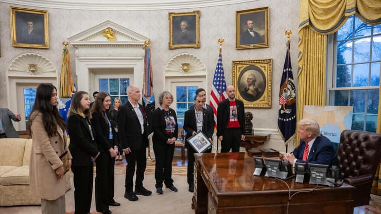 הנשיא טראמפ עם שורדי השבי