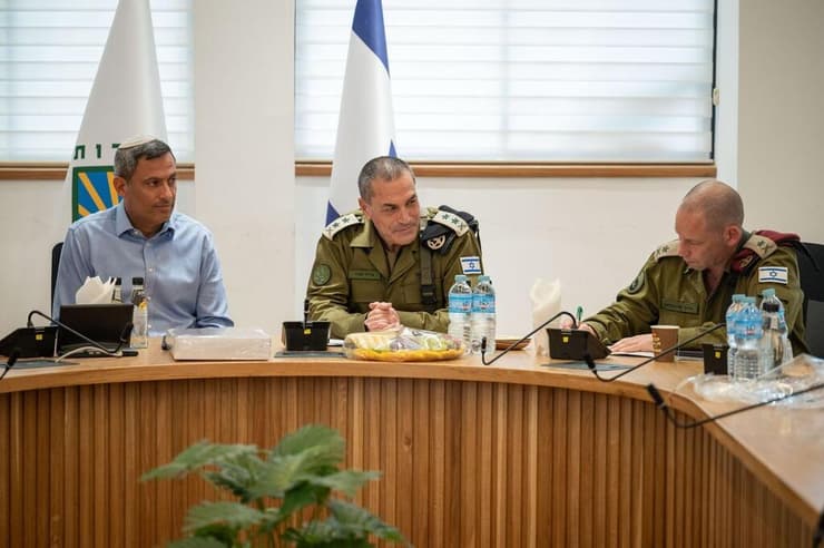 הרמטכ"ל רא"ל אייל זמיר בפגישה עם ראשי הרשויות בדרום