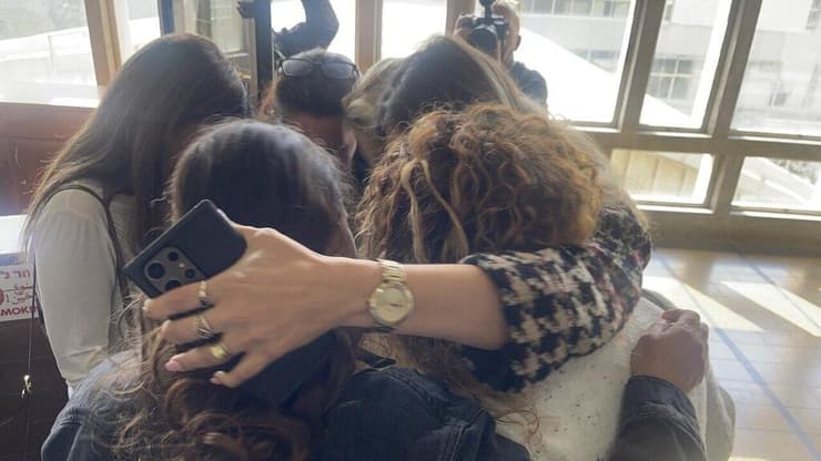 "עונש קל מדי". אמהות לילדים מתחבקות אחרי גזר הדין (צילום: רועי רובינשטיין) אמהות מתחבקות לאחר מתן גזר דין של הגננות מ"גן סיגל" בחולון שהואשמו בהתעללות