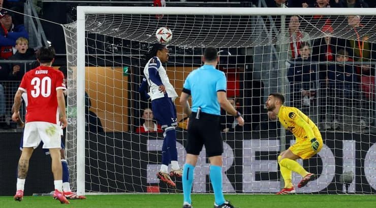 הכדור של לוקאס ברגוואל חודר לרשת (רויטרס) הכדור של לוקאס ברגוואל חודר לרשת