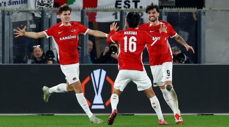 שחקני אלקמאר חוגגים (רויטרס) שחקני אלקמאר חוגגים