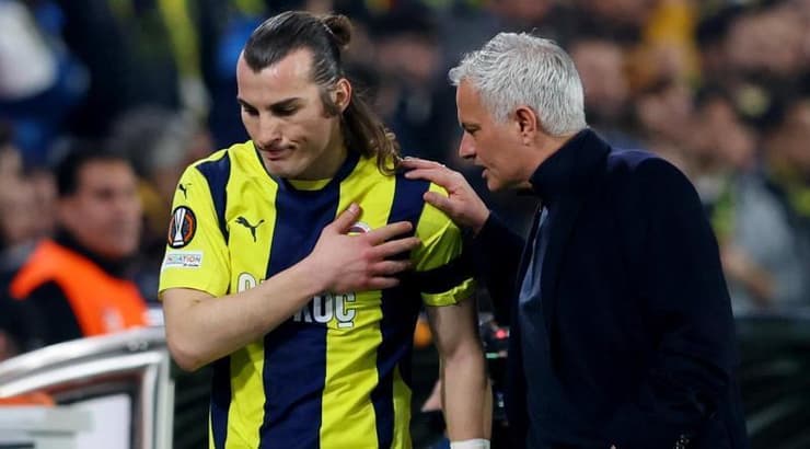 ז'וזה מוריניו מנחם את קגלר סויונצ'ו (רויטרס) ז'וזה מוריניו מנחם את קגלר סויונצ'ו