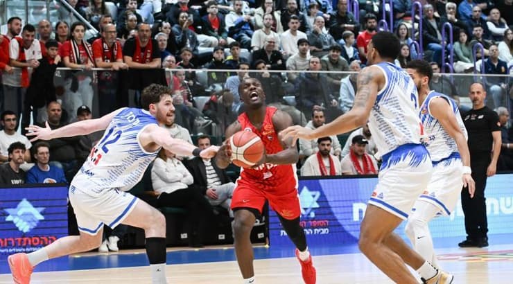 ג'ראד הארפר בדרך לסל (ראובן שוורץ) ג'ראד הארפר בדרך לסל