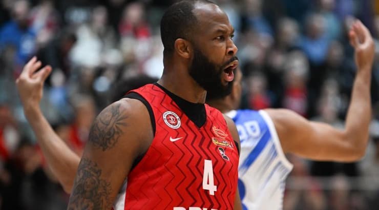 כריס ג'ונסון בטירוף (ראובן שוורץ) כריס ג'ונסון בטירוף