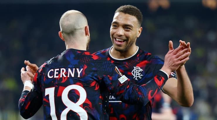 סיריאל דסרס חוגג עם ואצלב צ'רני (רויטרס) סיריאל דסרס חוגג עם ואצלב צ'רני