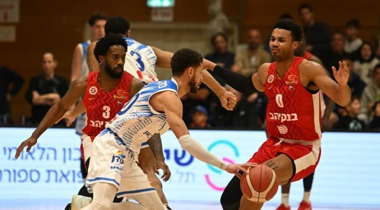 קנדל מקולום מוביל כדור (ראובן שוורץ) קנדל מקולום מוביל כדור