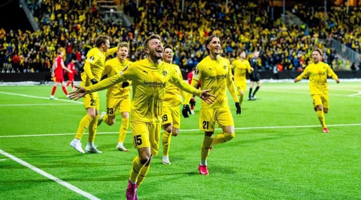 שחקני בודה גלימט חוגגים