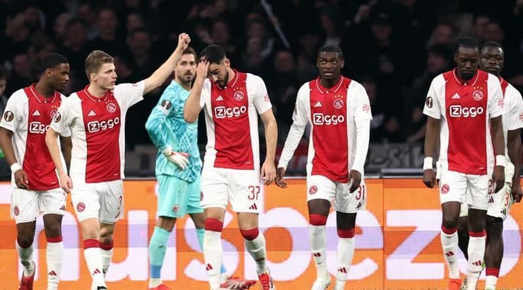 שחקני אייאקס מרוצים אחרי שער היתרון