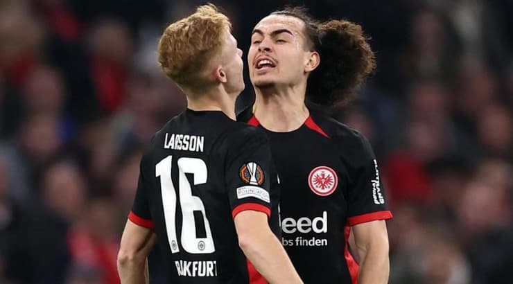 הוגו לארסון חוגג עם תיאטה