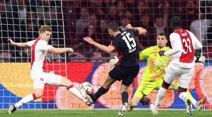 אלייס שאקירי בועט לרשת