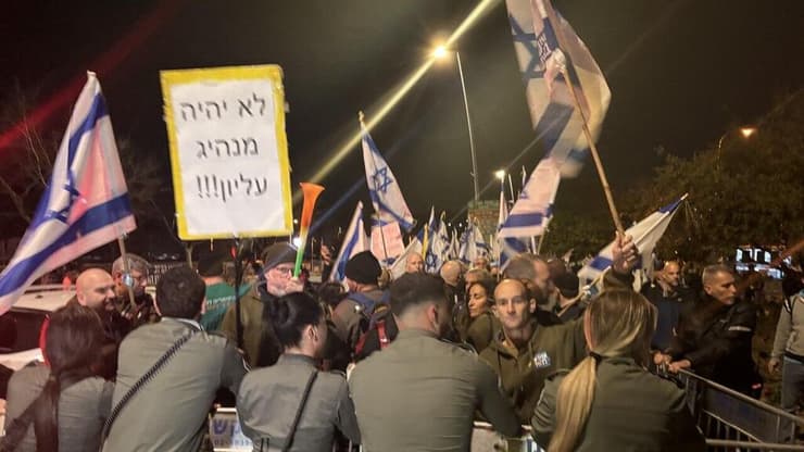 מחאה מול ביתו של שר המשפטים, יריב לוין במודיעין כנגד המהפכה המשפטית