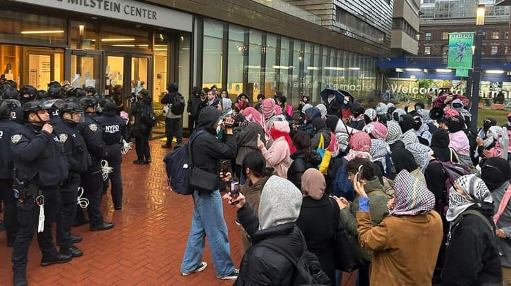 המפגינים וכוחות המשטרה