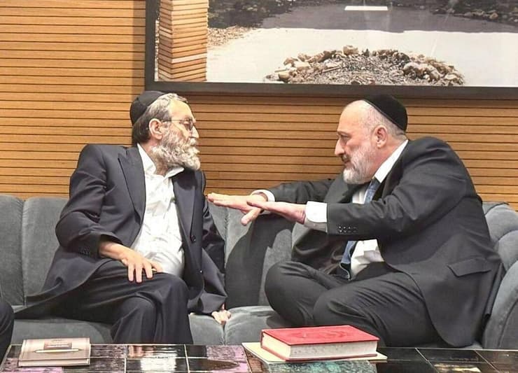 סגרו דיל עם נתניהו. יו"ר ש"ס דרעי ויו"ר דגל התורה גפני יו"ר ש"ס, הרב אריה דרעי, ויו"ר דגל התורה, הרב משה גפני על תקציב הישיבות