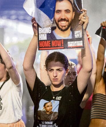 אלה עם השלט. "זה ממש חיזק אותי" | צילום: רויטרס, Marko Djurica yk14284771