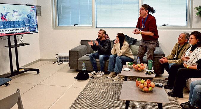 התפרצות האושר ברגע שטל נראה על המסך. חשבתי שקפצתי לתקרה, מתברר שנשארתי לשבת | צילום: חיים צח, לע"מ yk14284850