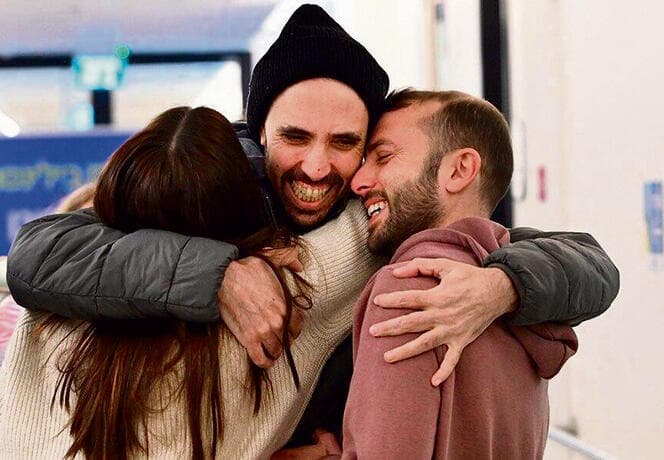 בזרועות אחיו מור ואחותו לי. לשתות בכפית אוקיינוס של מידע: דבר ראשון, מי חי ומי מת | צילום: חיים צח, לע"מ yk14285383