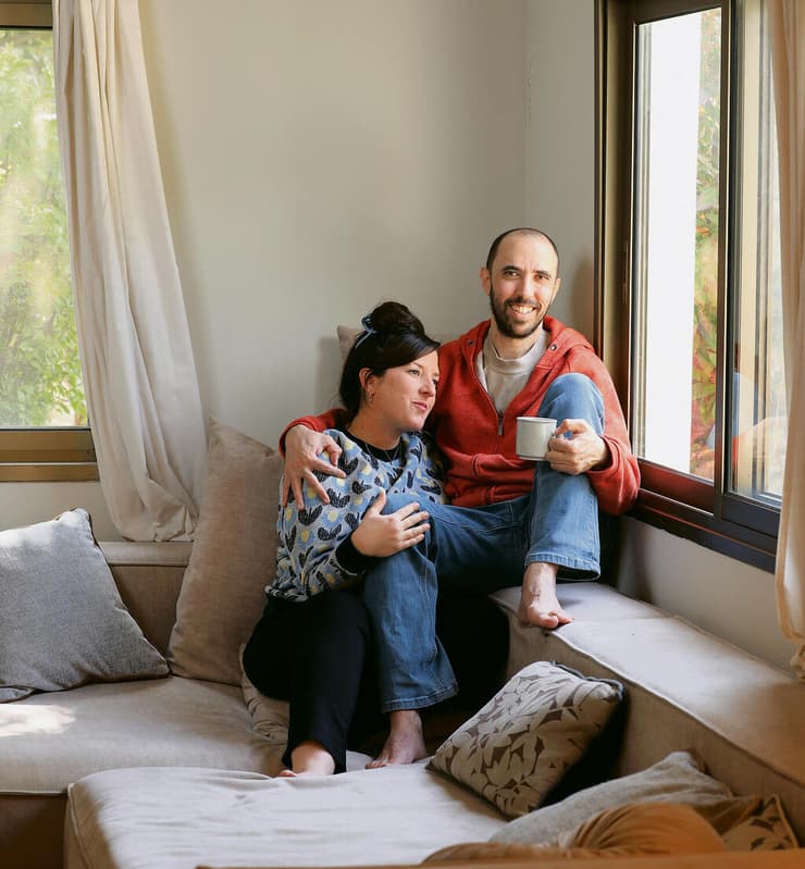 טל ועדי שהם בביתם. איך אפשר לא לקרוס ולהתפרק לחתיכות? אפשר, כי פשוט אין ברירה (צילום: אביגיל עוזי) yk14286172