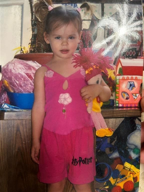 קאלי בילדותה. "חשבתי שככה מבוגרים נותנים תשומת לב, לא הבנתי שזו פגיעה"   