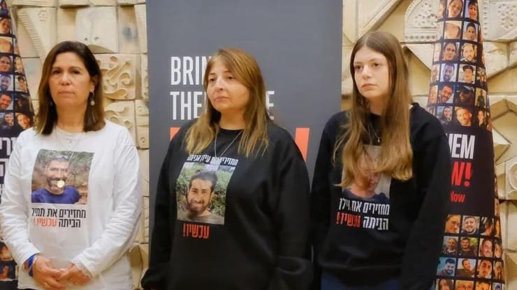 הצהרת משפחות החטופים במטה בתל אביב