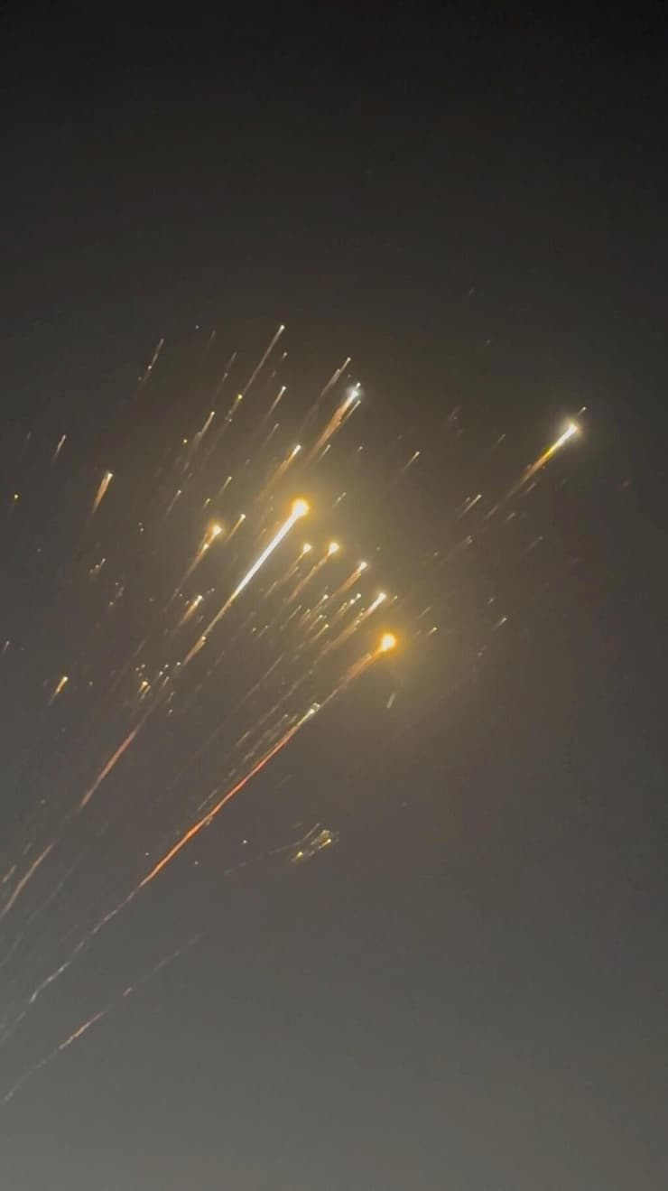 שברי החללית כפי שתועדו מאיי בהאמה (צילום: REUTERS/X @GeneDoctorB) שברי החללית כפי שתועדו מאיי בהאמה