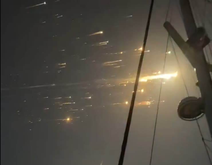 שברי ספינת החלל באזור האיים הקריביים (צילום: מתוך הרשתות החברתיות) שברי ספינת החלל באזור האיים הקריביים