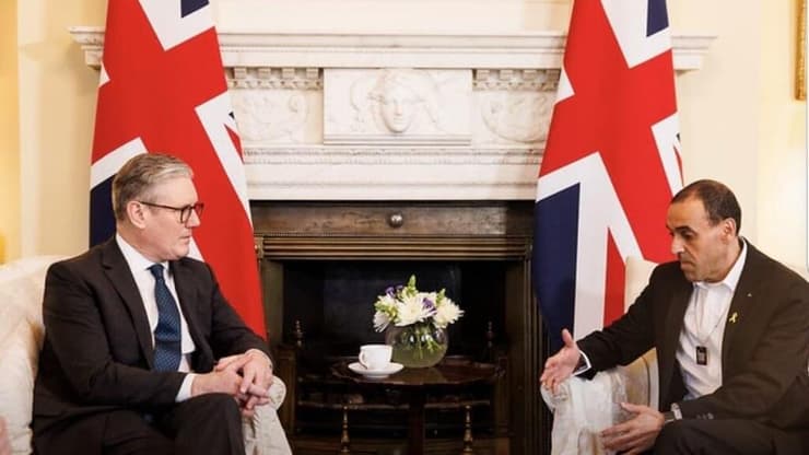 אלי שרעבי עם ראש ממשלת בריטניה, קיר סטארמר