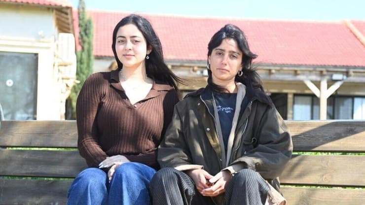 מימין: רותם מוגב, סלע יצחקי מטופלות במרכז ניב ניראל לנפגעות טראומה