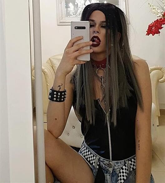 פתאום הילדה השקטה שלא דיברה נעלמה, ובמקומה הופיעה דמות חדשה - נערה פרובוקטיבית שמושכת תשומת לב   