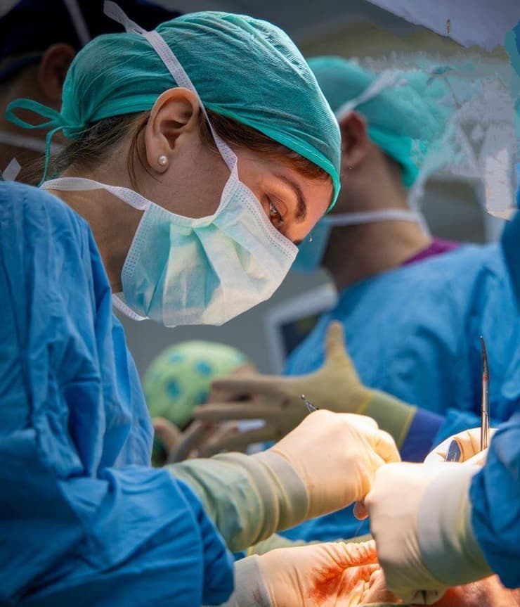 "מעבר לעבודה הקלינית והניתוחית שאני מאוד אוהבת, אני מתעסקת המון במחקר". פרופ' אופירה זלוטו בחדר הניתוח (צילום: דוברות שיבא) פרופ' אופירה זלוטו