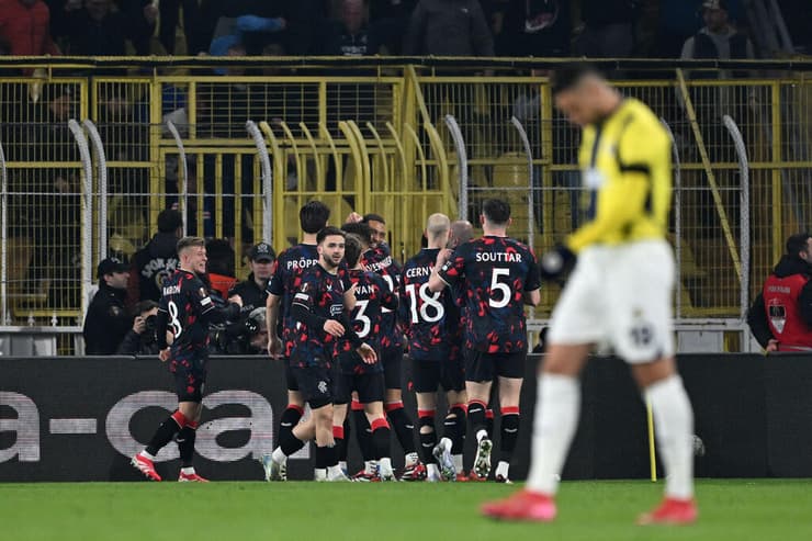 שחקני ריינג'רס חוגגים באיסטנבול