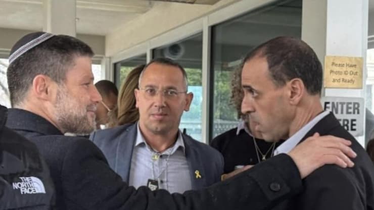 אלי ושרון שרעבי עם בצלאל סמוטריץ' מחוץ לפגישה עם טראמפ בבית הלבן