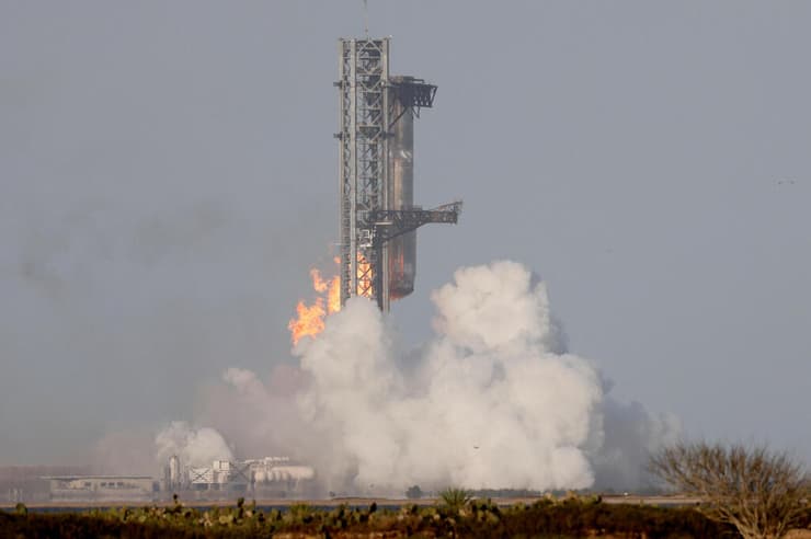 תפיסת השלב הראשון של המשגר (צילום: Joe Skipper / רויטרס) תפיסת השלב הראשון של המשגר